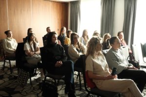Uczestnicy kongresu beauty siedzący w sali konferencyjnej