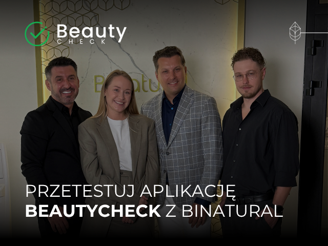 Cztery osoby pozujące przed logo BeautyCheck, promujące aplikację do zarządzania salonem beauty.